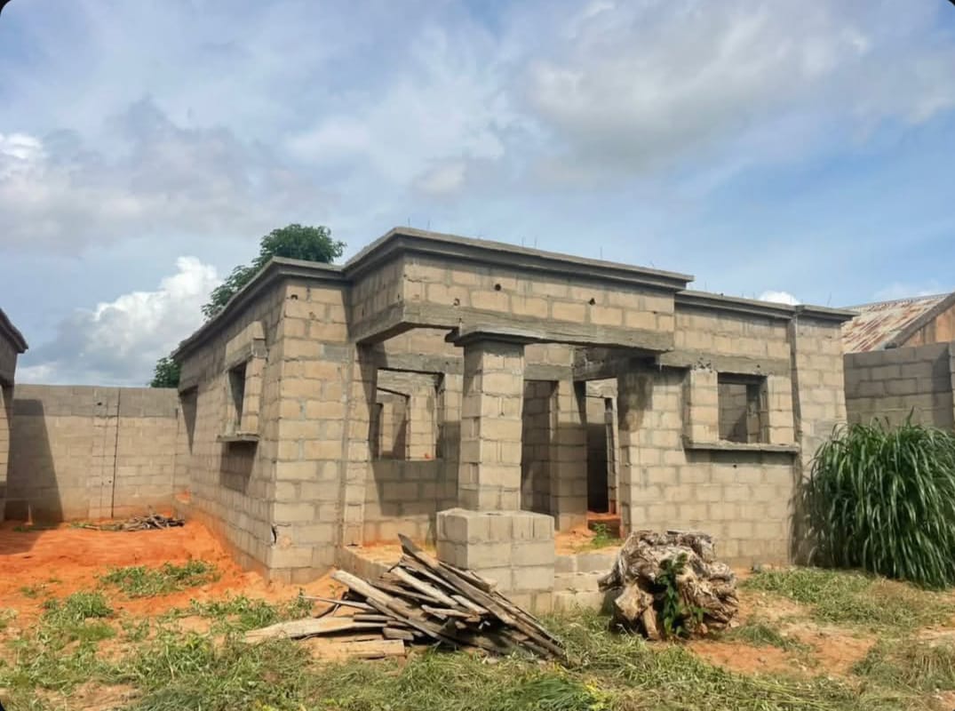 Columns cast and walls closing in on a single-storey build.